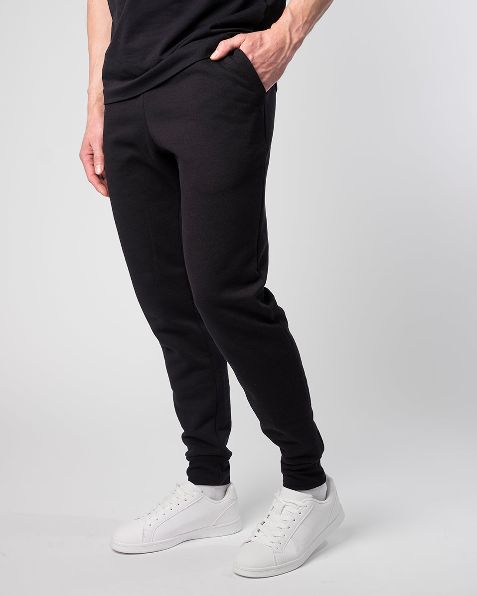 Misten collegehousut mustana - syvät taskut tavaroille